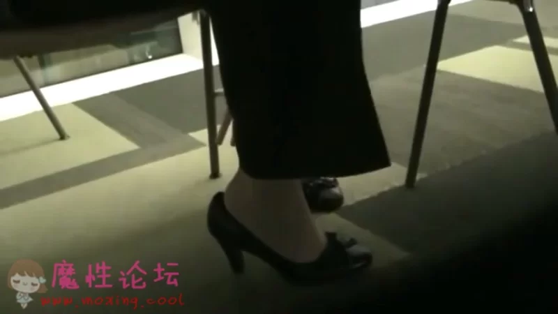 Candid Library White Nylons .mp4_20181102_002531.336.jpg